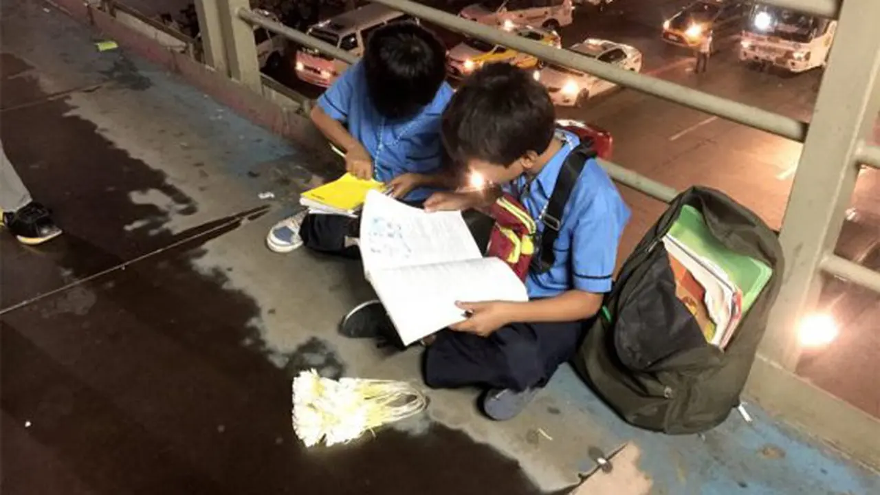 Demi Kelarkan PR, 2 Bocah Rela Belajar Sambil Jualan di Trotoar