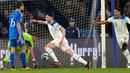 Inggris dengan cepat memimpin pada menit ke-13. Gelandang Declan Rice bergerak cepat menyambar bola sepakan Harry Kane yang diblok pemain Italia Leonardo Spinazzola. (AP Photo/Alessandra Tarantino)