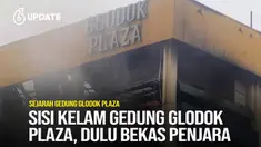 Salah satu area di gedung Glodok Plaza yang terletak di Tamansari, Jakarta Barat mengalami kebakaran hebat. Siapa sangka, gedung yang kini menjadi pusat toko elektronik terbesar dan terkenal di tanah air itu rupanya memiliki catatan kelam di masa lam...