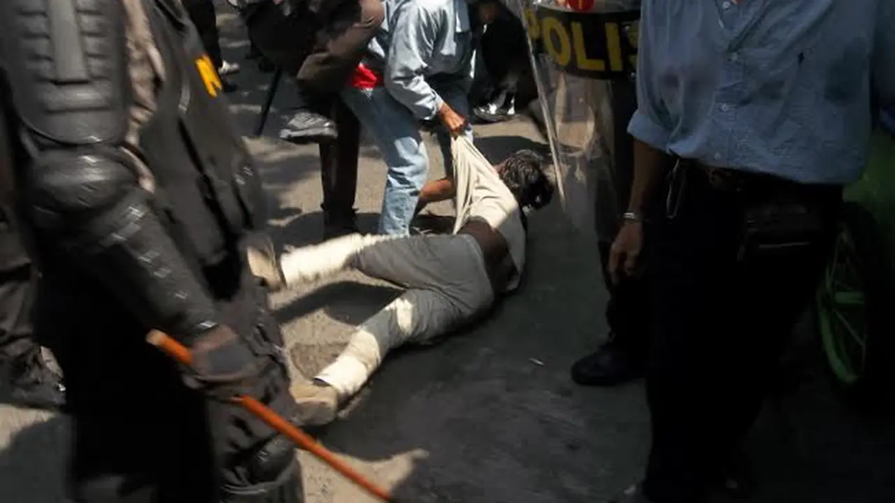 Pemasangan Papan Larangan Prostitusi di Gang Dolly Berujung Ricuh