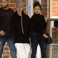 Justin Bieber dan Sarah Jeffery (via dailymail.co.uk)
