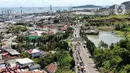 <p>Foto udara memperlihatkan kemacetan yang terjadi dalam Tol Tangerang-Merak, Banten, Jumat (29/4/2022). Kemacetan sepanjang 7 Kilometer mengular hingga ke dalam tol akibat lonjakan pemudik yang hendak menyeberang ke Pulau Sumatera melalui Pelabuhan Merak. (Liputan6.com/Angga Yuniar)</p>