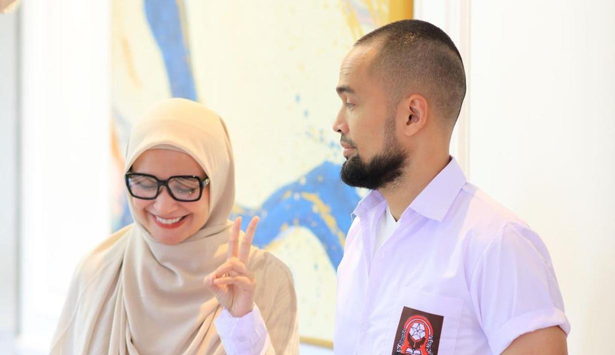 Hampir 9 tahun menikah, tak sedikit yang menyebut Wisnu dan Shireen sebagai couple goals. Kemesraan keduanya juga selalu bikin iri netizen. Seperti saat kompak pakai seragam SMA. Menurut Wisnu, dirinya dan sang istri sudah seperti pasangan fenomenal Dilan-Milea. (Liputan6.com/IG/@teukuwisnu)