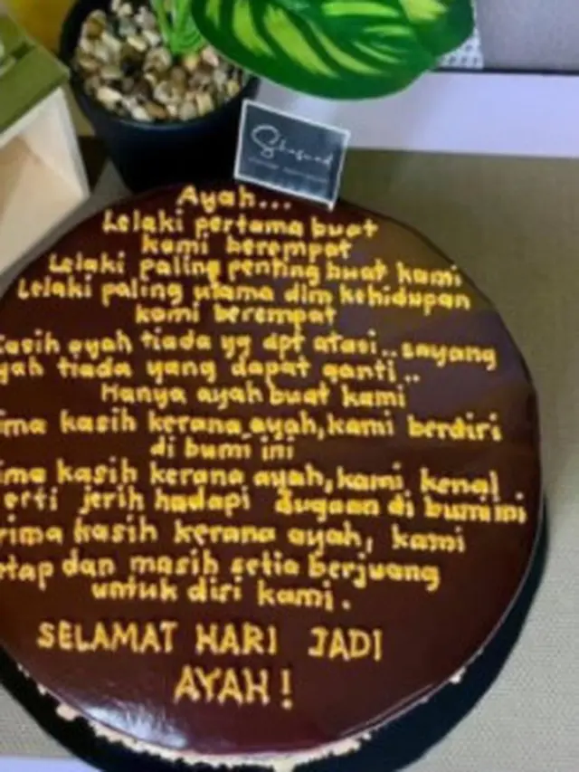 Tak Hanya Ucapan Selamat, Remaja Ini Tulis Curhatan di Kue Ulang Tahun Ayahnya