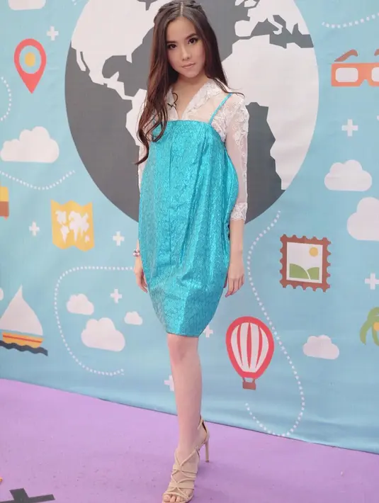 Nah, kalau dress Agatha Chelsea juga bukan tidak berwarna merah. Namun dress yang dikenakan artis muda yang satu ini yang berwarna biru dan putih sangat pas untuk mengunjungi keluarga saat Imlek. (Instagram/agathachelsea)