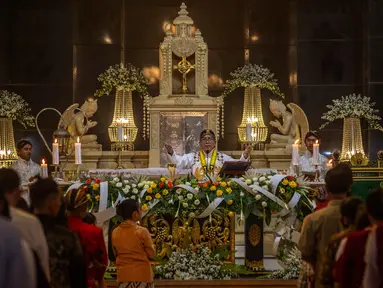 Seorang pastor Katolik memimpin doa selama Misa Malam Natal di Gereja Hati Kudus Yesus di Ganjuran, Yogyakarta, pada Rabu 24 Desember 2025. Sentuhan budaya Jawa mengiringi suasana khidmat Misa Malam Natal di Gereja Hati Kudus Tuhan Yesus (HKTY) Ganjuran, Bantul, Yogyakarta, pada Rabu 24 Desember 2025. (DEVI RAHMAN/AFP)
