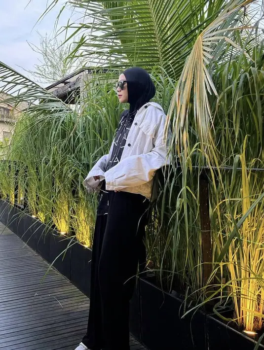 Tak melulu warna navy, jaket jeans warna putih juga membuatmu tampil stylish. Misalnya saja seperti Zaskia Adya Mecca yang mengenakan jaket jeans putih dipadukan inner hitam bermotif dan loose pants hitamnya, yang serasi dengan warna kerudungnya.(@zaskiadyamecca)