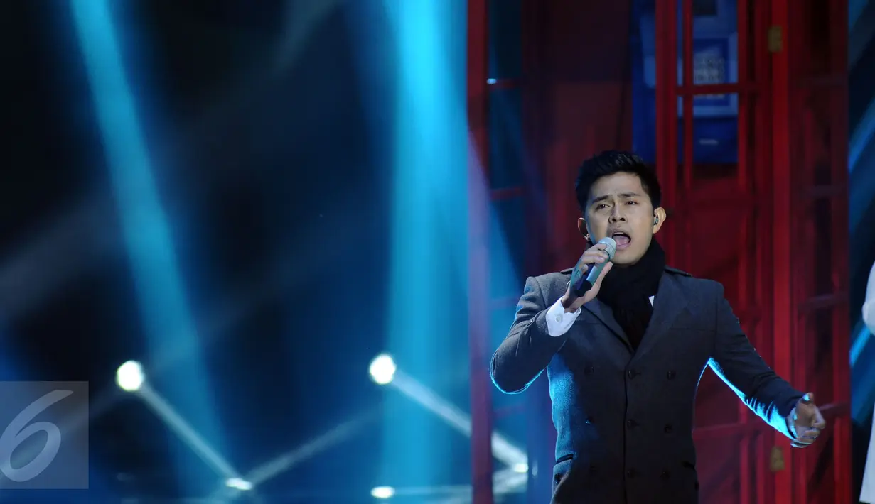 Penyanyi, Cakra Khan saat tampil pada Indonesian Box Office Movie Awards 2017 di Studio 6 Emtek City, Jakarta, Rabu (29/3). (Liputan6.com/Helmi Fithriansyah)