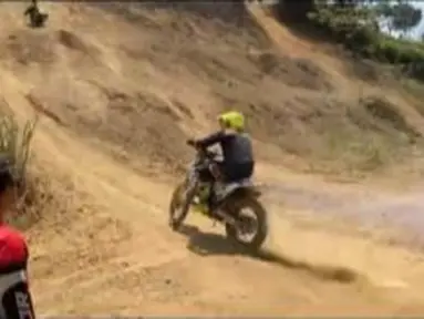 Billy Syahputra dengan motor trailnya mencoba untuk mendaki bukit tanah kering. (Foto: Instagram/@bilsky16)