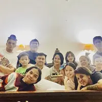 Artis senior Dian Nitami pada 18 Juni 2023, genap 52 tahun. Pada hari pergantian usia barunya, istri Anjasmara itu mendapatkan kejutan dari orang-orang tercintanya. [Instagram/bu_deedee]