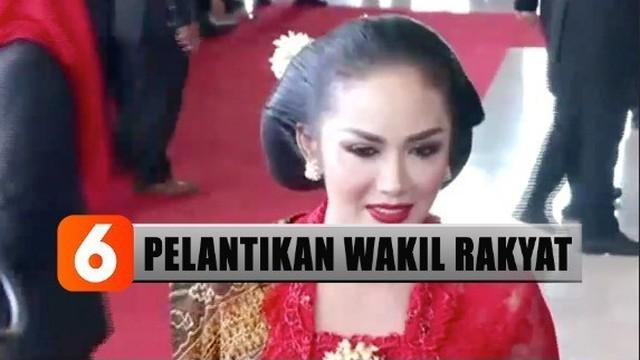 Salah satu diva Indonesia Krisdayanti, mengenakan kebaya anggun bewarna merah sesuai dengan warna partainya PDI-Perjuangan lengkap dengan aksesoris bros dan cincin.