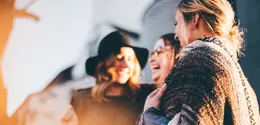 Seorang istri yang juga menjadi mahasiswa juga dapat mengerjakan tugas bersama teman-temannya sembari menghabiskan waktu bersama agar tidak tertekan (Foto: Unsplash.com/Priscilla Du Preez)