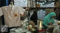 Salah satu kios penjual seragam sekolah di Pasar Cipulir, Jakarta, Selasa (12/7). Menjelang dimulainya tahun ajaran baru pada 18 Juli mendatang, penjualan seragam sekolah meningkat 30 persen. (Liputan6.com/Johan Tallo)