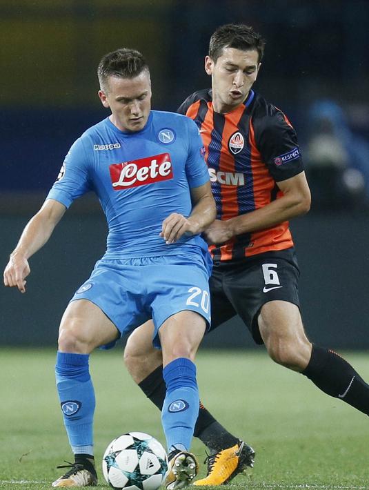 Gelandang Napoli, Piotr Zielinski, berebut bola dengan gelandang Shakhtar Donetsk, Taras Stepanenk, pada laga Liga Champions di Stadion Metalist, Ukraina, Kamis (14/9/2017). Shakhtar Donetsk menang 2-1 atas Napoli. (AP/Efrem Lukatsky)