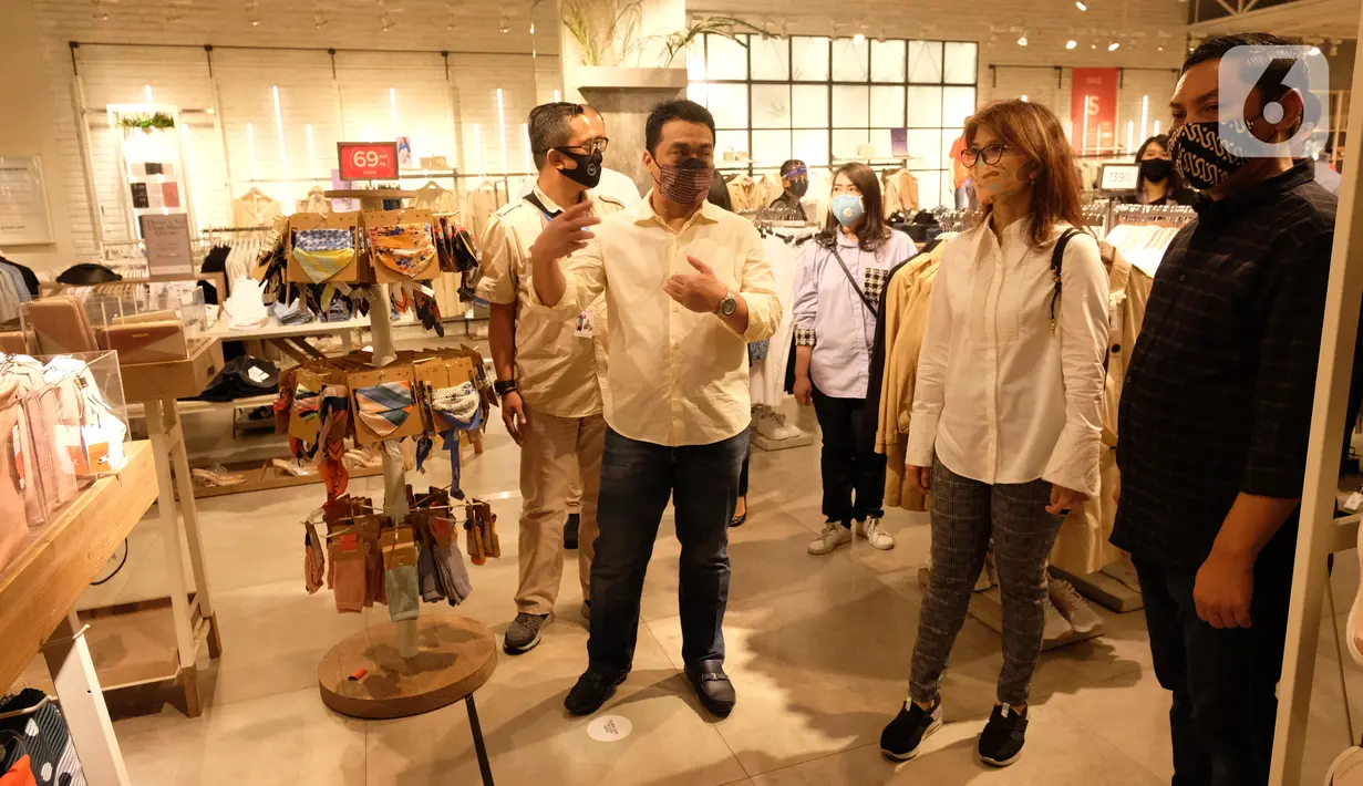 Wakil Gubernur DKI Jakarta, Ahmad Riza Patria memantau pelaksanaan protokol kesehatan di Central Park Grogol Petamburan, Sabtu (20/6/2020). Riza Patria meminta pengelola mal di wilayahnya ikut meningkatkan pengawasan dan pelaksanaan terhadap protokol kesehatan Covid-19. (Liputan6.com/Angga Yuniar)