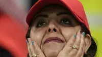 Ekspresi seorang suporter Maroko pada akhir pertandingan sepak bola semifinal Piala Dunia antara Prancis dan Maroko di Stadion Al Bayt di Al Khor, Qatar, Rabu, 14 Desember 2022. Faktor lain juga terjadi sejak Prancis berhasil menjebol gawang Maroko di menit awal pertandingan yang memaksa  Maroko bermain keluar dan main ofensif. (AP Photo/Christophe Ena)