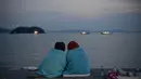 Keluarga korban tenggelamnya kapal ferry Sewol tampak duduk di tepi pantai menanti kepastian kabar keluarganya yang ikut tenggelam 4 hari lalu (AFP Photo/ED Jones)