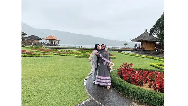Via Vallen Beri Buket Uang untuk Ibunda di Hari Ibu, Ini 6 Potret Kebersamaannya