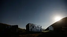 Bintang dan garis-garis meteor (dekat garis cakrawala) terlihat di balik batu nisan abad pertengahan di gunung Bjelasniaca, Bosnia (11/8). Fenomena hujan meteor Perseid terjadi setiap tahun mulai dari Juli sampai akhir Agustus. (AP Photo/Amel Emric)