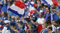 Para suporter Prancis sudah siap mendukung tim kesayangan mereka jelang laga final Piala Eropa 2016 melawan Portugal. (Reuters)