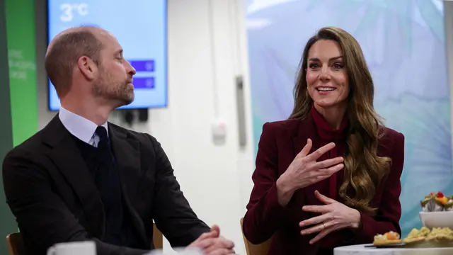 Makna Tersirat Busana Serba Burgundy Kate Middleton di Kunjungan Jelang Ultah ke-44