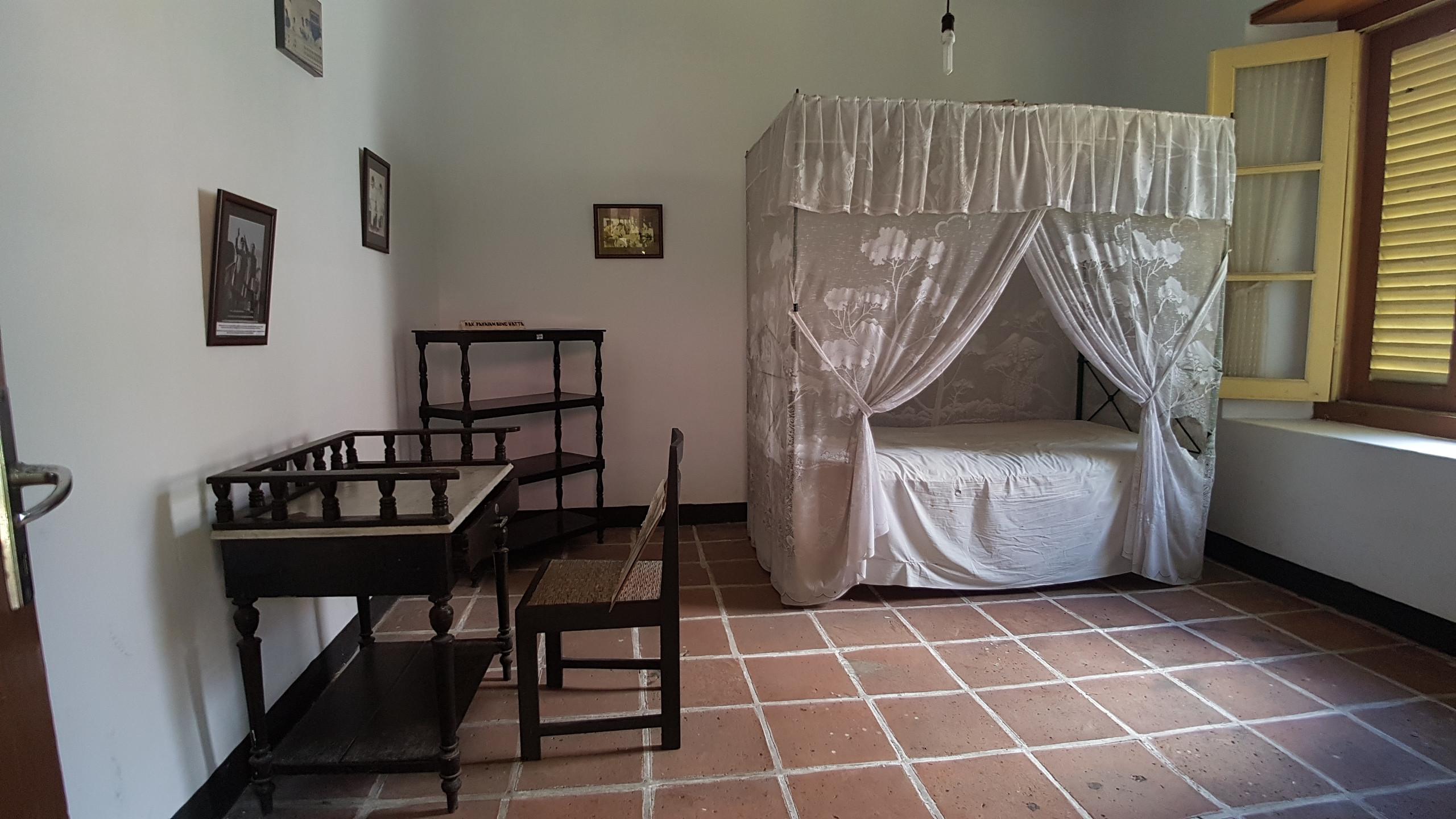 Ranjang yang digunakan Mohammad Hatta selama berada di rumah pengasingan di Jalan Hatta, Desa Dwi Warna, Kecamatan Banda, Banda Neira, Maluku. (Liputan6.com/Aditya Eka Prawira)