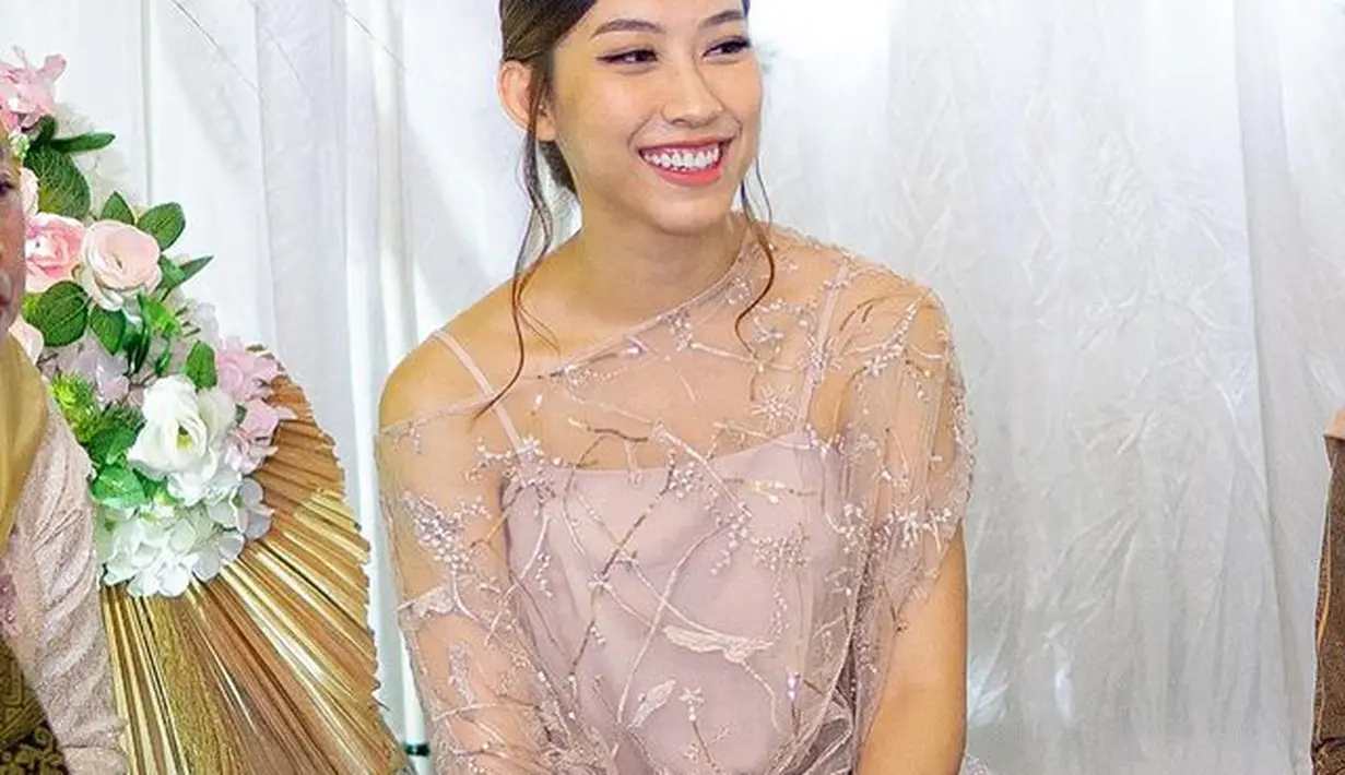 Gaun ini dipadukan dengan brukat sabrina berwarna senada yang bikin look-nya terlihat elegan [instagram/nvtyumi]