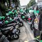 Driver Grab Bike mengenakan Grab Protect pelindung yang membatasi antara pengemudi dan penumpang saat diluncurkan di Jakarta, Selasa (9/6/2020). Penumpang ojek online (ojol) kini tak perlu khawatir menggunakan transportasi ini di tengah pandemi Corona. (Liputan6.com/Faizal Fanani)