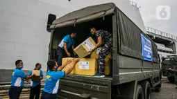 Personel TNI AL mengangkut barang bantuan tujuan Kalimantan Selatan dan Sulawesi Barat ke KRI Banda Aceh 593 di Dermaga 101 Pelabuhan Tanjung Priok Jakarta, Jumat (22/1/2020). TNI AL akan memberangkatkan KRI Banda Aceh yang berkapasitas 500 ton pada 23 Januari 2020. (Liputan6.com/Faizal Fanani)