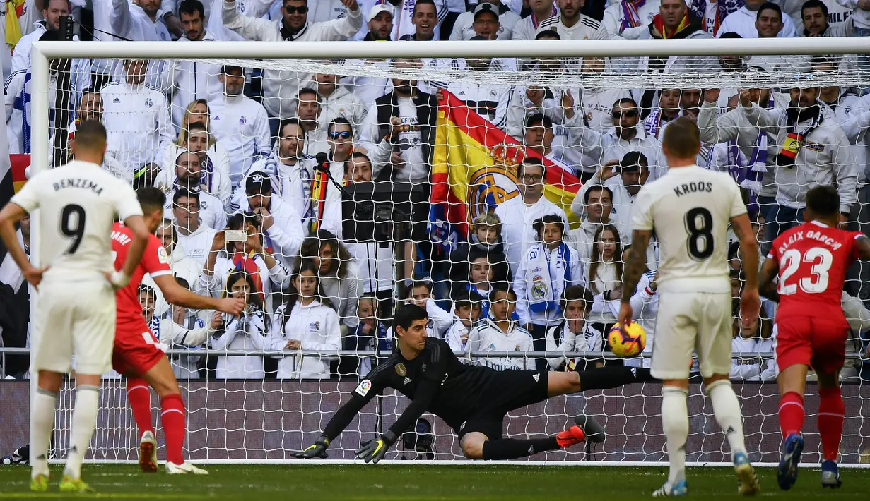Proses terjadinya gol yang dicetak striker Girona, Cristhian Stuani, ke gawang Real Madrid pada laga La Liga di Stadion Santiago Bernabeu, Madrid, Minggu (17/2). Madrid kalah 1-2 dari Girona. (AFP/Gabriel Bouys)
