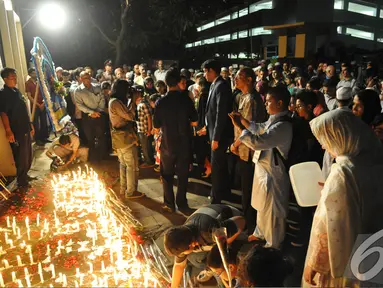 Sejumlah warga negara Pakistan dan Indonesia melakukan malam renungan, Kedubes Pakistan, Jakarta, Jumat (19/12/2014). (Liputan6.com/Panji Diksana)