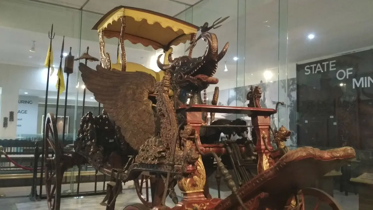 Kereta Singa Barong Dibangun di Alun-Alun Keraton Kasepuhan Cirebon Seperti Patung Merlion