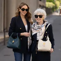 Melihat tren gaya busana Eropa yang effortless elegance (Buttonscarves)