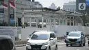 Pekerja beraktivitas saat membongkar Halte Bundaran HI di Jakarta, Senin (18/4/2022). PT Transjakarta menutup total 11 halte Transjakarta untuk dilakukan revitalisasi. (Liputan6.com/Faizal Fanani)