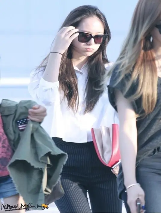 Padahal, Krystal Jung tengah sibuk berjalan menyusuri koridor bandara dengan wajah tertunduk. Tak hanya itu saja, Krystal memang menunjukan ekspresi andalan berwajah datar. (MyDaily/Bintang.com)