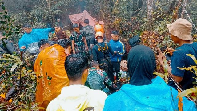 Tim darat saat menemukan titik koordinat helikopter jatuh dan Kapolda Jambi yang menjadi korban.