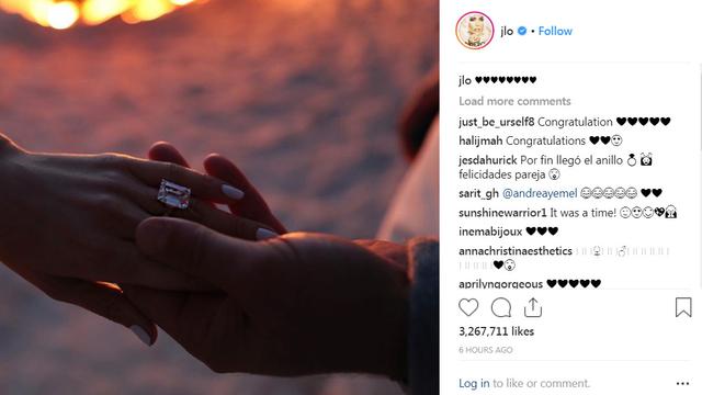 Jennifer Lopez pamer cincin tunangan (https://www.instagram.com/p/Buzz2LMg92D/)