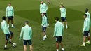 Gelandang Real Madrid, Eden Hazard (tengah) tertawa bersama rekan-rekannya selama latihan tim di Valdebebas di Madrid, Spanyol (5/11/2019). Real Madrid akan melawan wakil Turki, Galatasaray pada Grup A Liga Champions di Estadio Santiago Bernabeu. (AP Photo/Manu Fernandez)