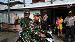 Panglima TNI Marsekal TNI Hadi Tjahjanto saat mengunjungi RSUD Agats dan Posko Satgas Kesehatan TNI KLB, Kabupaten Asmat, Papua, Kamis (1/2). Satgaskes TNI KLB sudah melaksanakan vaksinasi terhadap 13.336 anak-anak. (Liputan6.com/Pool/Puspen TNI)