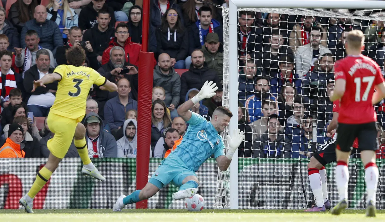 Marcos Alonso (kiri) menjadi nama pertama yang tercatat di papan skor sebagai pencetak gol. Bek asal Spanyol tersebut berhasil menyarangkan bola ke gawang yang dikawal oleh Forster melalui tendangan mendatarnya. (AFP/Adrian Dennis)