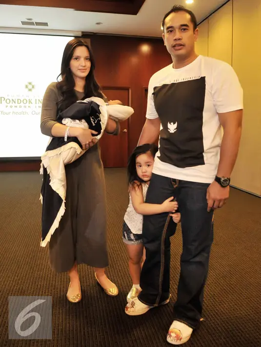 Nia Ramadhani dan Ardi Bakrie memberi nama anak kedua mereka, Mainaka Zanatti Bakrie, Jakarta, Rabu (25/11/2015). Arti nama Mainaka adalah gunung dengan hati yang baik. (Liputan6.com/Faisal R Syam)