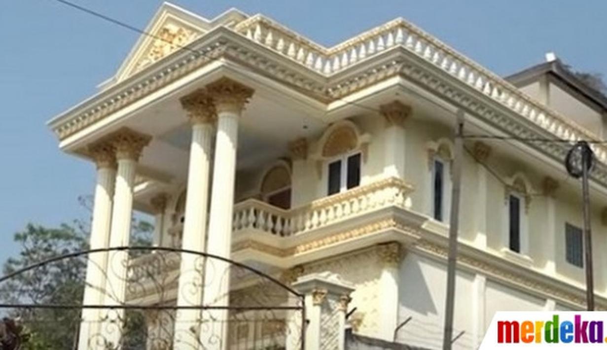 Melansir dari unggahan video di kanal Youtube milik mantan Bupati Purwakarta Dedi Mulyadi, yakni KANG DEDI MULYADI CHANNEL, membagikan potret rumah megah milik kepala desa Kertamanan.