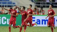 Pemain Vietnam Vu Minh Tuan usai mencetak gol ke gawang Laos (Reuters)