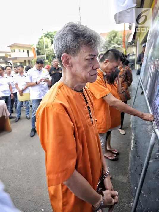 Musisi senior Fariz RM saat rilis pengungkapan kasus narkoba di Polres Jakarta Utara, Minggu (26/8). Kasus penyalahgunaan narkoba yang dilakukan Fariz RM membuatnya ditangkap untuk yang ketiga kali. (Liputan6.com/Faizal Fanani)