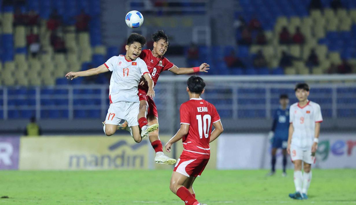 Sementara Timnas Vietnam U-17 bermain lebih santai karena situasi memang lebih menguntungkan bagi mereka. Tampak dalam foto, pemain Timnas Indonesia, Fardan Farras Prawita (kedua kiri) berbut bola dengan Duy Khang Truong Nguyen (kiri - Vietnam) pada laga Grup A Piala AFF U-17 2026 di Stadion Gelora Delta, Sidoarjo, Jawa Timur, Minggu (19/4/2026) malam WIB. (Bola.com/M Iqbal Ichsan)