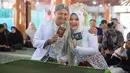 Potret bahagia Rosa bersama suami setelah resmi menikah. Keduanya tersenyum bahagia sambil menunjukkan buku nikanya.[Instagram/luxuraimage]