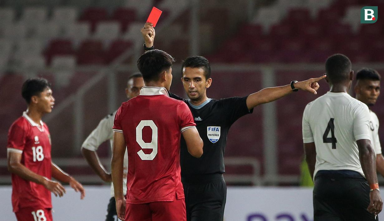 <p>Wasit Thoriq M Alkatiri memberikan kartu merah kepada pemain Timnas Indonesia, Hokky Caraka setelah bersitegang dengan pemain Timnas Fiji, Pawan Pratap Singh pada laga International Friendly Match U-20 di Stadion Utama Gelora Bung Karno (SUGBK), Jakarta, Jumat (17/02/2023). Wasit Thoriq M Alkatiri juga mengganjar Pawan Pratap Singh dengan kartu merah dalam kejadian tersebut. (Bola.com/Bagaskara Lazuardi)</p>