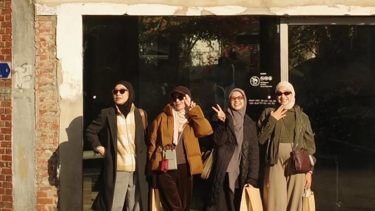 Gaya Stylish Geng Selebritis Berhijab Natasha Rizky, Nina Zatulini, Dian Ayu, dan Ratna Galih saat Liburan ke Korea Selatan