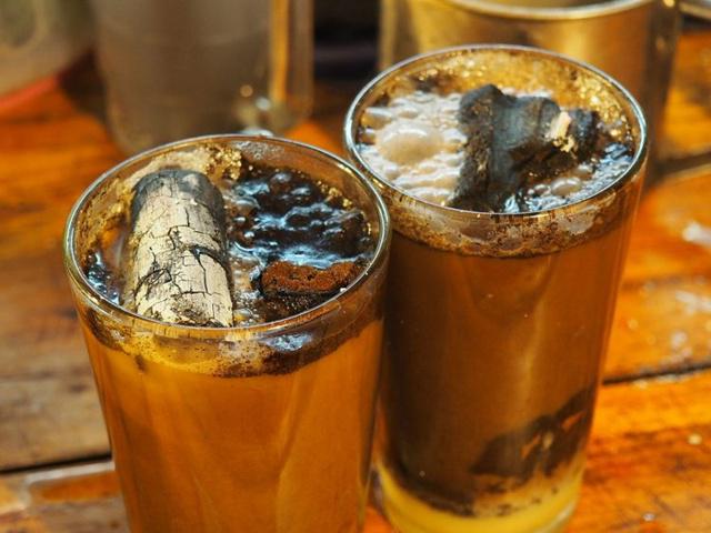 Kopi Joss disajikan bersama bara arang | Photo: Copyright odditycentral.com