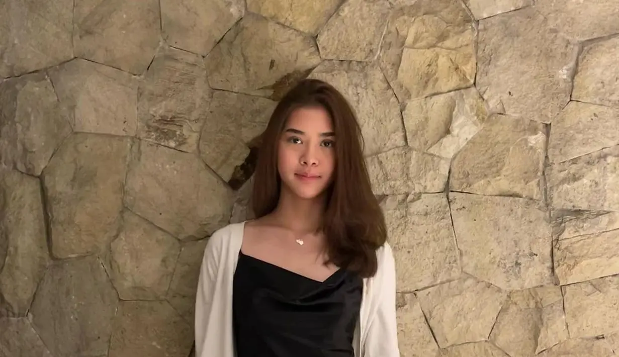 Kayra dibalut black little dress, tampil cantik natural. Ia tak mengenakan riasan wajah berlebihan, melapisi gaun mininya dengan sweater putih. Foto: Instagram.